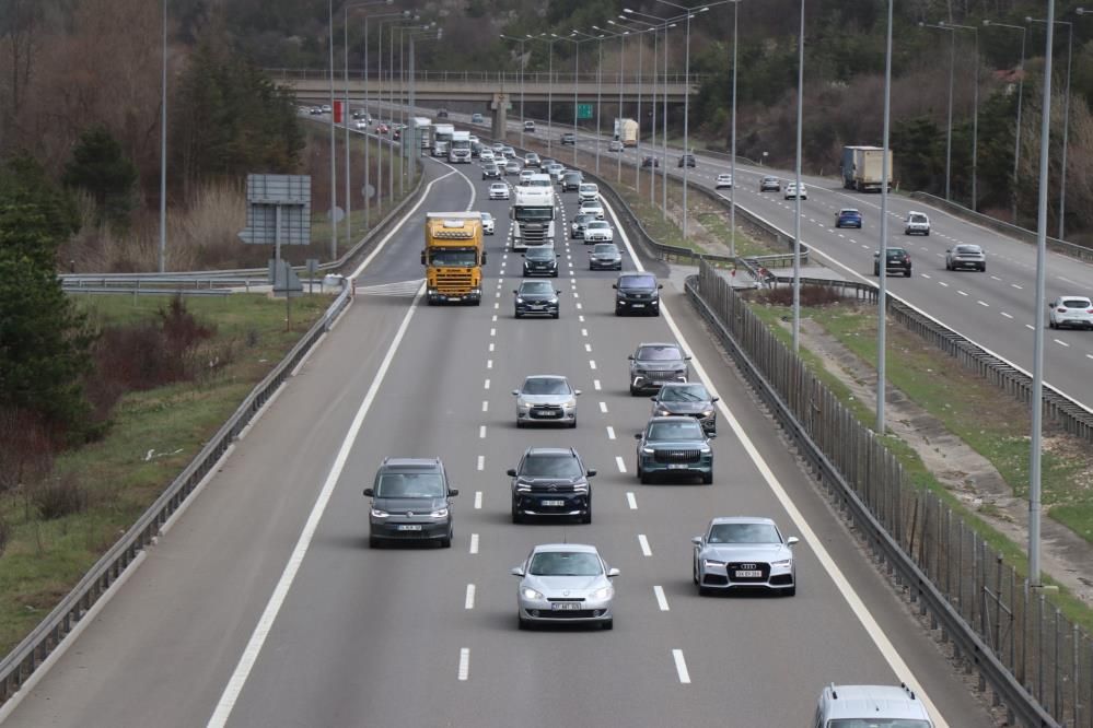 TATİLCİLER ERKENDEN DÖNMEYE BAŞLADI.... BOLU'DA TRAFİK KİLİT