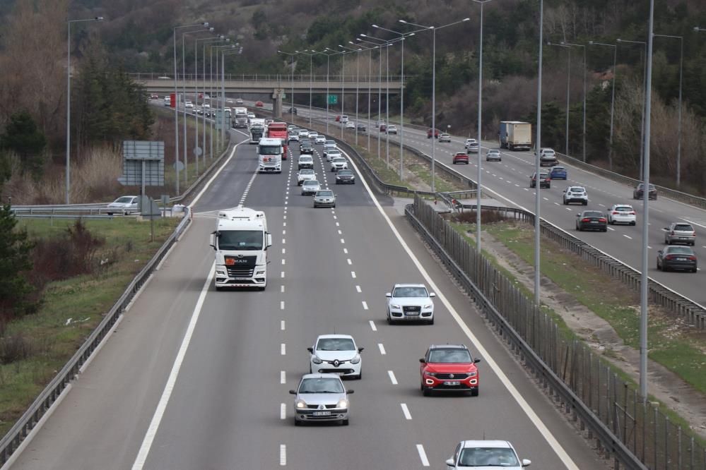 TATİLCİLER ERKENDEN DÖNMEYE BAŞLADI.... BOLU'DA TRAFİK KİLİT