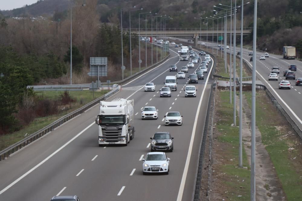 TATİLCİLER ERKENDEN DÖNMEYE BAŞLADI.... BOLU'DA TRAFİK KİLİT