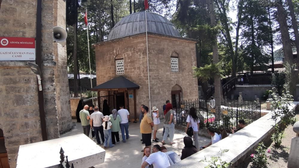 VATANDAŞLAR TÜRBEYE AKIN ETTİ....