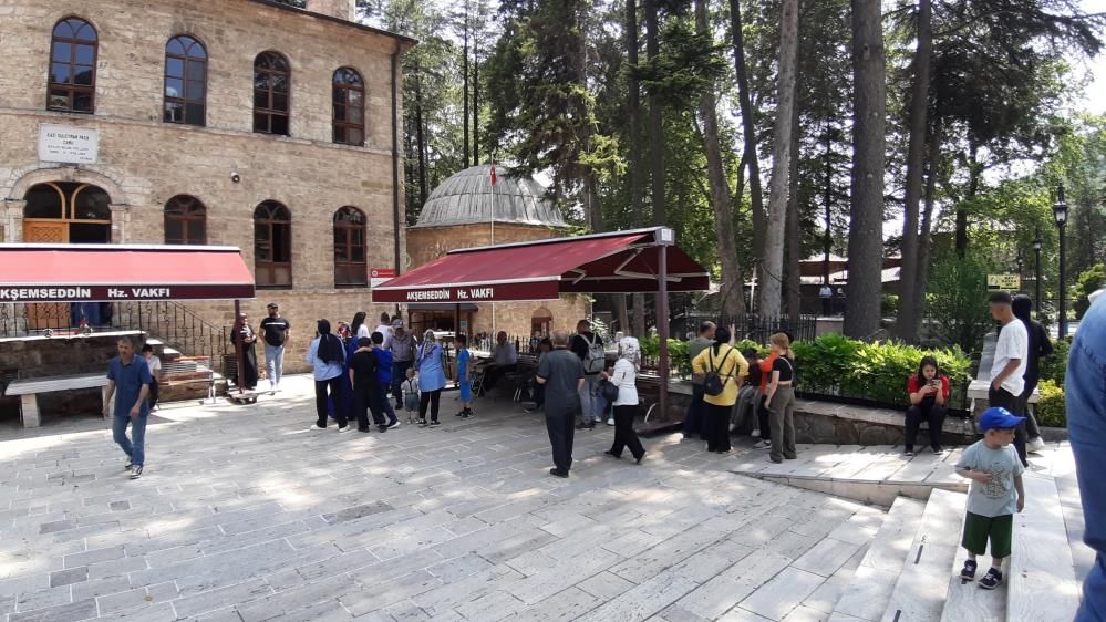 VATANDAŞLAR TÜRBEYE AKIN ETTİ....