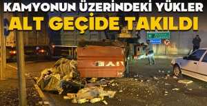 KAMYONUN ÜZERİNDEKİ YÜKLER ALT GEÇİDE TAKILDI