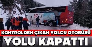 KONTROLDEN ÇIKAN YOLCU OTOBÜSÜ YOLU KAPATTI