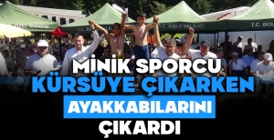 MİNİK SPORCU KÜRSÜYE ÇIKARKEN AYAKKABILARINI ÇIKARDI
