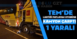 TEM'DE LASTİĞİ PATLAYAN OTOBÜSE KAMYON ÇARPTI: 1 YARALI
