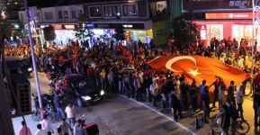 500 KİŞİ TERÖRÜ LANETLEDİ!