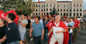 500 KİŞİ TERÖRÜ LANETLEDİ!