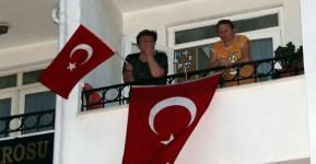 500 KİŞİ TERÖRÜ LANETLEDİ!