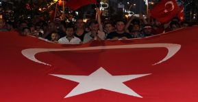 500 KİŞİ TERÖRÜ LANETLEDİ!
