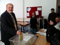 ERCOŞKUN OY KULLANMAYA AİLESİYLE BİRLİKTE GELDİ