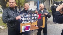 FİGEN YÜKSEKDAĞ'A PANKARTLI TEPKİ