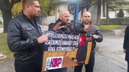 FİGEN YÜKSEKDAĞ'A PANKARTLI TEPKİ