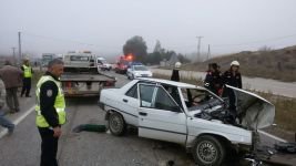 OTOMOBİLLER KAFA KAFAYA ÇARPIŞTI