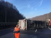 TIR DEVRİLDİ ULAŞIM KAPANDI