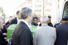 VALİ BARUŞ, HUZUREVİ SAKİNİNİN TABUTUNU OMUZLADI