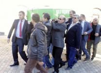 VALİ BARUŞ, HUZUREVİ SAKİNİNİN TABUTUNU OMUZLADI