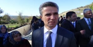 YOL KAPATAN KÖYLÜLER İSTEDİĞİNİ ALDI!