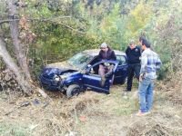 YOLDAN ÇIKIP AĞACA ÇARPTI!