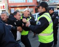 ADANADEMİSPORLULAR KAHVEHANEYE SALDIRDI