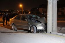 ALKOLLÜ SÜRÜCÜ BETON DİREĞİ ÇARPTI
