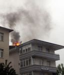 APARTMANIN ÇATISINA YILDIRIM DÜŞTÜ