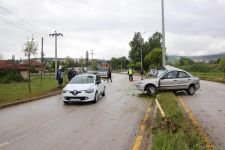 AYDINLATMA DİREĞİNE ÇARPARAK İKİYE BÖLÜNDÜ