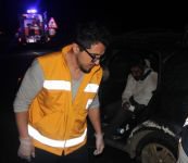 AYDINLATMA DİREĞİNİ DEVİREREK KARŞI ŞERİDE GEÇTİ