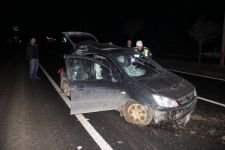 AYDINLATMA DİREĞİNİ DEVİREREK KARŞI ŞERİDE GEÇTİ