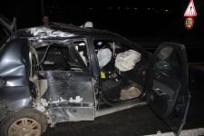 AYDINLATMA DİREĞİNİ DEVİREREK KARŞI ŞERİDE GEÇTİ