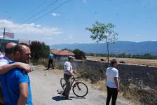 ÇARESİZ GÖZLERLE İZLEDİ