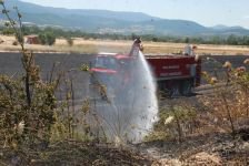 ÇARESİZ GÖZLERLE İZLEDİ