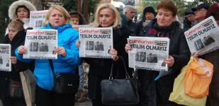 CHP'LİLERDEN CUMHURİYET GAZETESİ PROTESTOSU