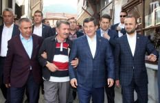 DAVUTOĞLU ÇİFTİNE SEVGİ SELİ...