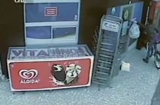 EKMEK HIRSIZLARI GÜVENLİK KAMERASINA YAKALANDI