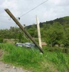 ELEKTRİK DİREĞİNİ İKİYE BÖLDÜ