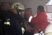 EVİNİ ATEŞE VERDİ, İTFAİYECİLER KURTARDI