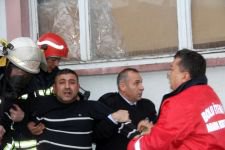 EVİNİ ATEŞE VERDİ, İTFAİYECİLER KURTARDI