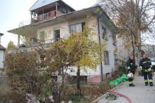 EVİNİ ATEŞE VERDİ, İTFAİYECİLER KURTARDI