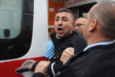 EVİNİ ATEŞE VERDİ, İTFAİYECİLER KURTARDI