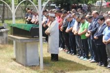 GÖZYAŞLARI İÇİNDE TOPRAĞA VERİLDİ