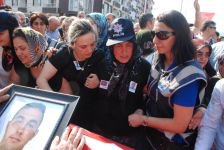 GÖZYAŞLARIYLA UĞURLANDI