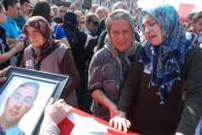 GÖZYAŞLARIYLA UĞURLANDI