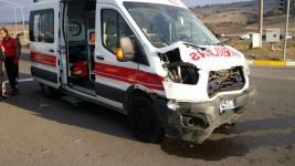 HASTA TAŞIYAN AMBULANSLA OTOMOBİL ÇARPIŞTI