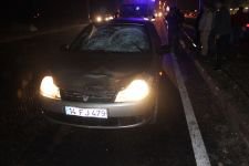 İKİ GENÇ KIZA OTOMOBİL ÇARPTI