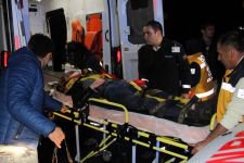 İKİ GENÇ KIZA OTOMOBİL ÇARPTI