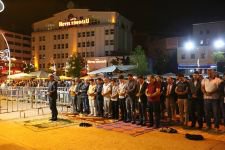 İNANMIŞ İNSANLARI MEYDANI TERK ETMİYOR