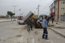 İŞ MAKİNESİ KAZDIĞI ÇUKURA DÜŞTÜ....