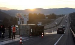 KADIN SÜRÜCÜ KAMYONU DEVİRDİ