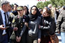 KAHRAMAN YÜZBAŞI GÖZYAŞLARIYLA TOPRAĞA VERİLDİ