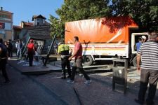 KAMYON OTOBÜS DURAĞINA DALDI